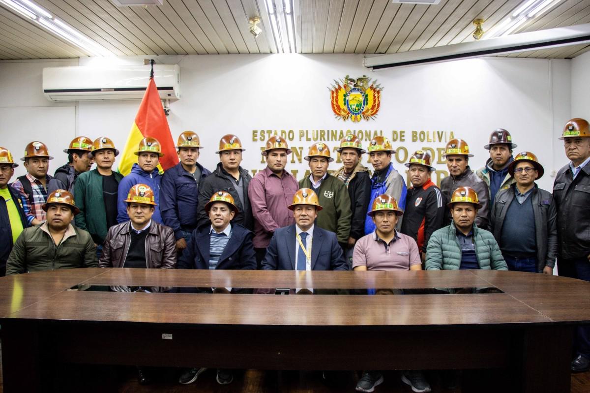 Carlos Ergueta junto a mineros cooperativistas de Fecolman
