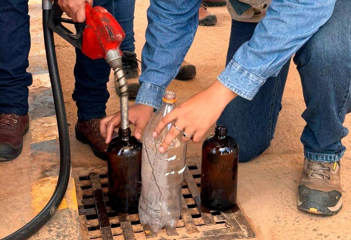 Personal de la ANH toma muestras de combustible en una estación de servicio