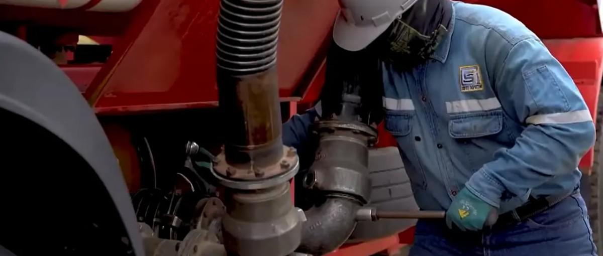 Un hombre trabajando