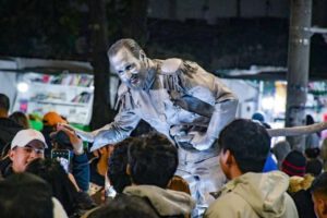 Estatuas vivientes luchan por su vigencia en la Larga Noche de Museos en la ciudad cruceña