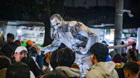 Estatuas vivientes luchan por su vigencia en la Larga Noche de Museos en la ciudad cruceña