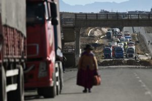 Una mujer camina cerca de un punto de bloqueo en La Paz, Bolivia