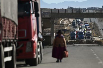 Una mujer camina cerca de un punto de bloqueo en La Paz, Bolivia
