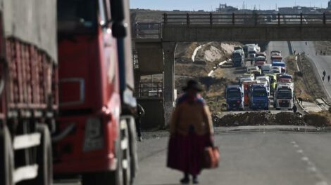 Una mujer camina cerca de un punto de bloqueo en La Paz, Bolivia