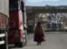 Una mujer camina cerca de un punto de bloqueo en La Paz, Bolivia