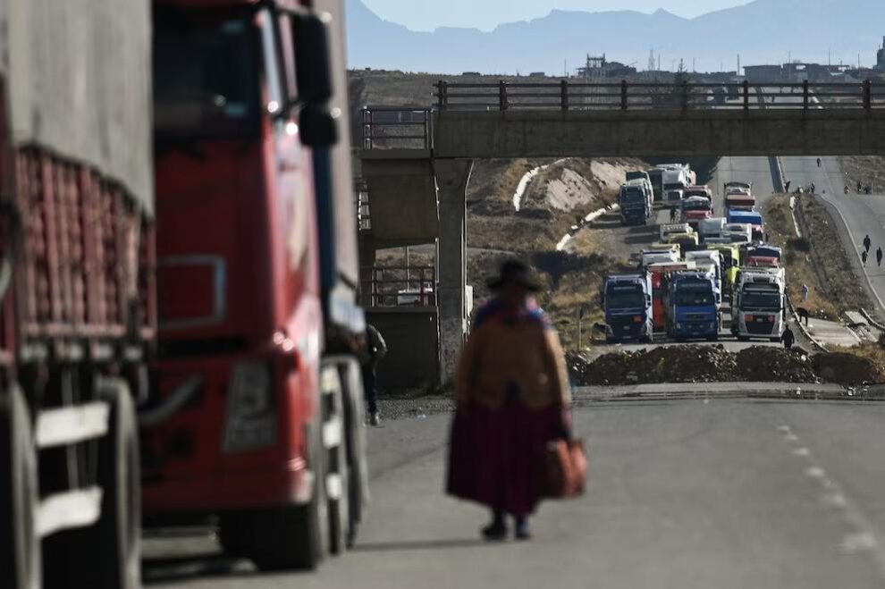 Una mujer camina cerca de un punto de bloqueo en La Paz, Bolivia