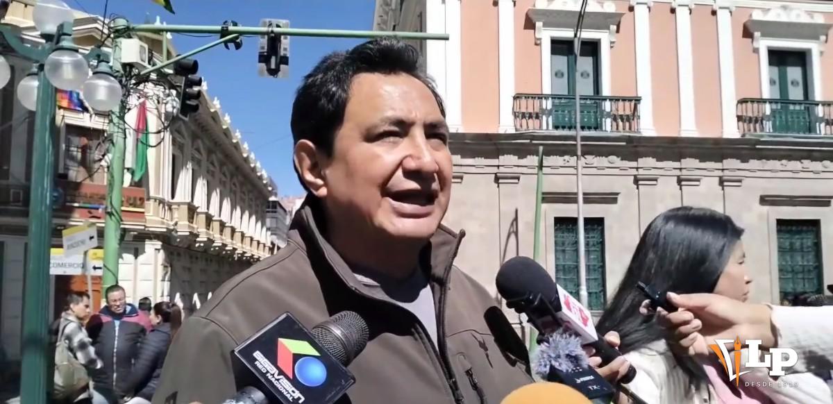 El exdiputado Barral en conferencia de prensa