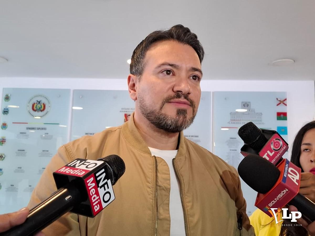 El diputado Reyes en conferencia de prensa