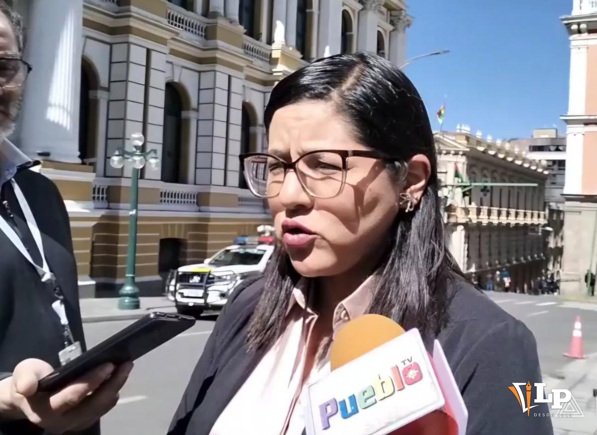 La diputada Claros en conferencia de prensa