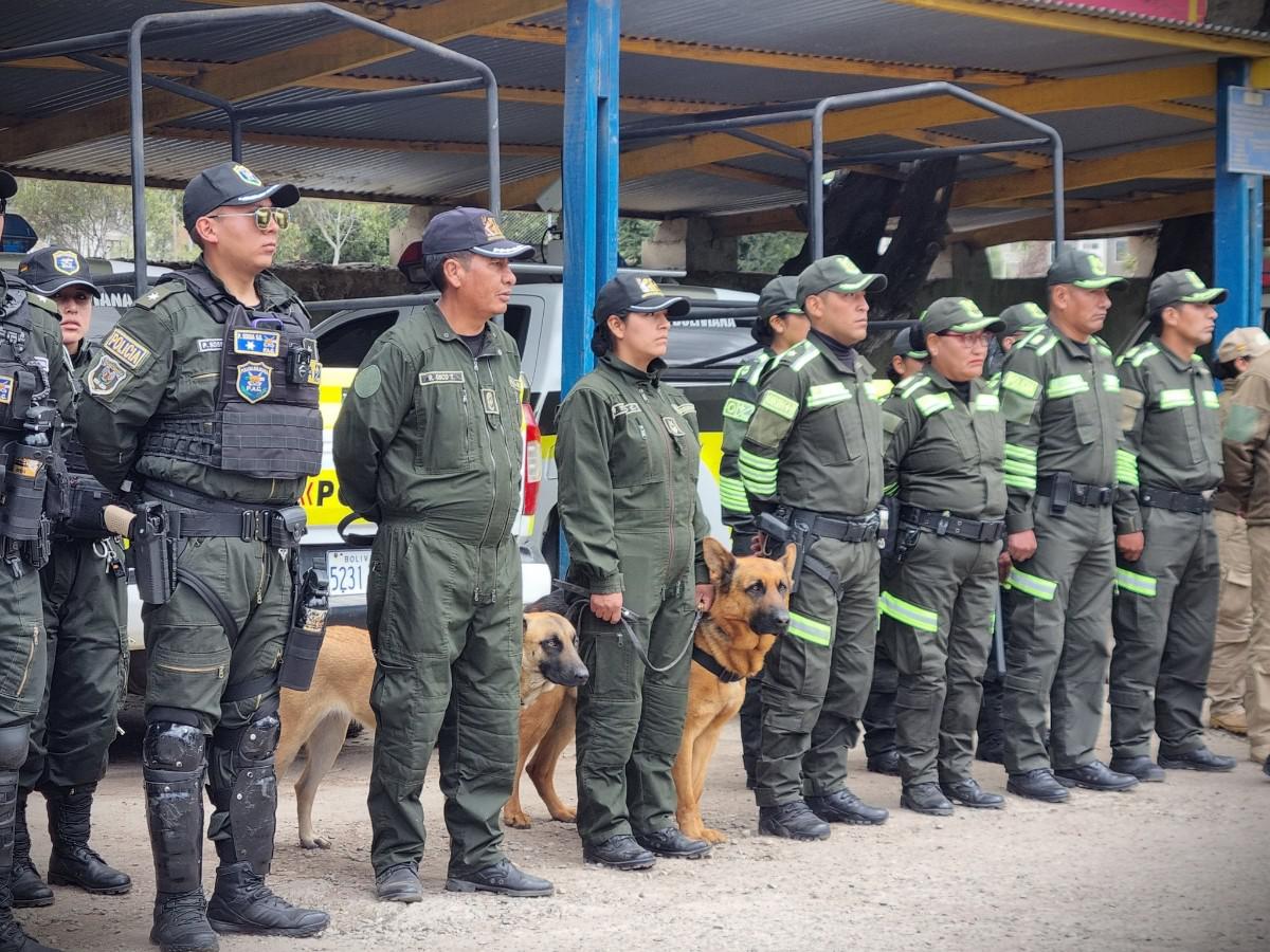 Personal de distintas unidades operativas y guías de canes en formación