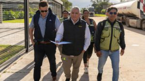 El gerente de YPFB Logística, Eddy Rolando Torrico (c), junto a Ariel Muñoz