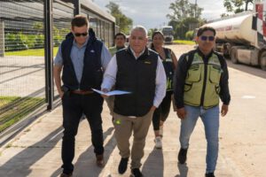 El gerente de YPFB Logística, Eddy Rolando Torrico (c), junto a Ariel Muñoz