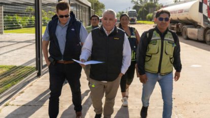 El gerente de YPFB Logística, Eddy Rolando Torrico (c), junto a Ariel Muñoz