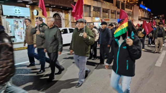 Marcha en respaldo a Rodrigo Paz y contra bloqueos