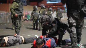 Efectivos policiales proceden a la aprehensión de manifestantes durante el operativo de desbloqueo