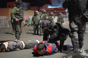 Efectivos policiales proceden a la aprehensión de manifestantes durante el operativo de desbloqueo