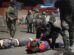 Efectivos policiales proceden a la aprehensión de manifestantes durante el operativo de desbloqueo