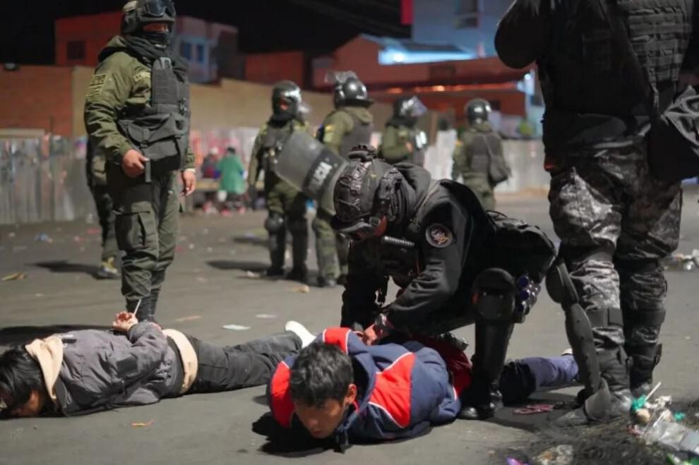 Efectivos policiales proceden a la aprehensión de manifestantes durante el operativo de desbloqueo
