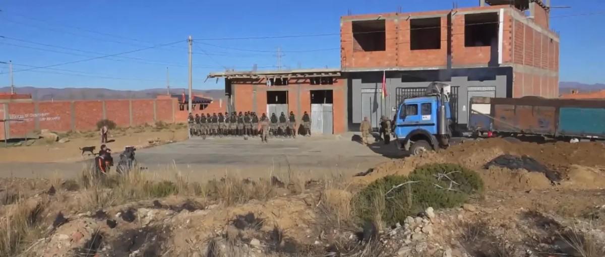 Este es uno de los puntos desbloqueados, donde efectivos militares se mantienen en apronte