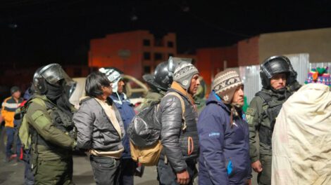 Efectivos de la Policía Boliviana custodian a un grupo de personas aprehendidas
