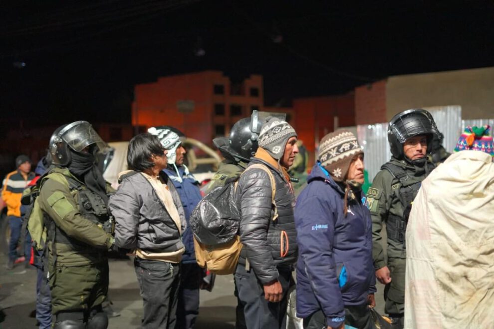 Efectivos de la Policía Boliviana custodian a un grupo de personas aprehendidas