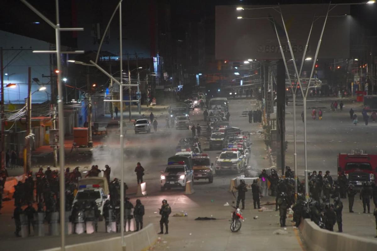 Efectivos policiales y de las Fuerzas Armadas lograron desbloquear el punto de bloqueo instalado en Río Seco, en la ciudad de El Alto