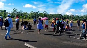 Pobladores y productores del Trópico de Cochabamba permanecen en la pista del aeropuerto de Chimoré