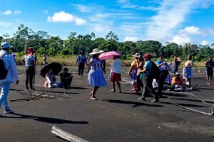Pobladores y productores del Trópico de Cochabamba permanecen en la pista del aeropuerto de Chimoré