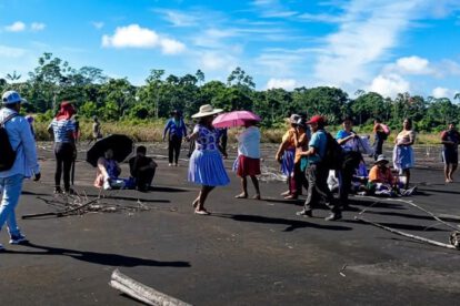 Pobladores y productores del Trópico de Cochabamba permanecen en la pista del aeropuerto de Chimoré
