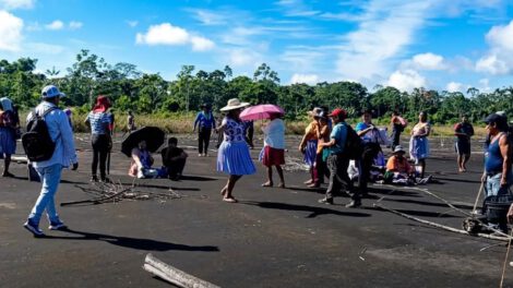 Pobladores y productores del Trópico de Cochabamba permanecen en la pista del aeropuerto de Chimoré