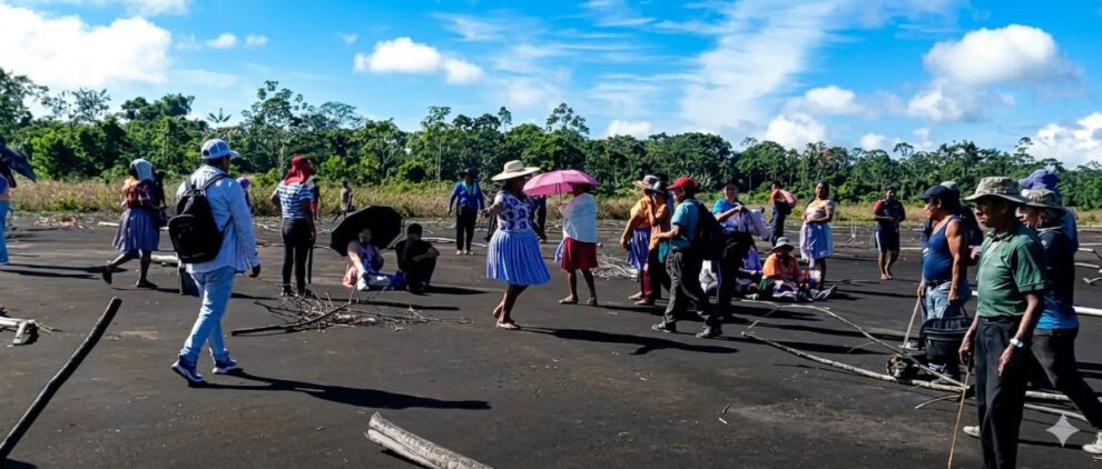 Pobladores y productores del Trópico de Cochabamba permanecen en la pista del aeropuerto de Chimoré