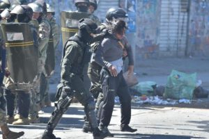 Efectivos policiales proceden a la aprehensión de un manifestante