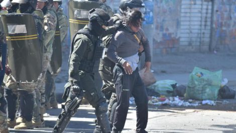 Efectivos policiales proceden a la aprehensión de un manifestante