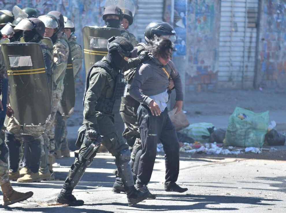 Efectivos policiales proceden a la aprehensión de un manifestante