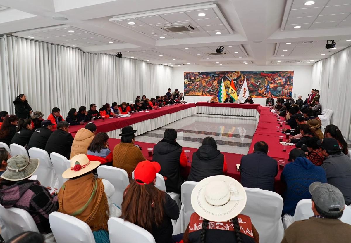 Mesa de negociación en El Alto encabezada por el presidente Paz y representantes de la COR