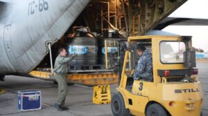 La llegada de 12 toneladas de pollo en un avión enviado por el Gobierno de Argentina