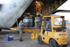 La llegada de 12 toneladas de pollo en un avión enviado por el Gobierno de Argentina