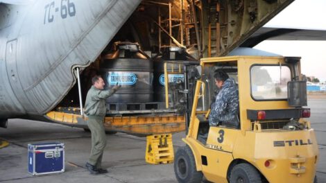 La llegada de 12 toneladas de pollo en un avión enviado por el Gobierno de Argentina