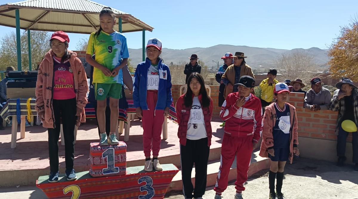 Prueba Pedestre 5K en Vinto, Reiner Choque y Laura Ajata ganadores, Buena cantidad de participantes en la prueba
