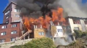 una hotel incendiandose