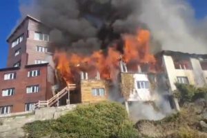una hotel incendiandose