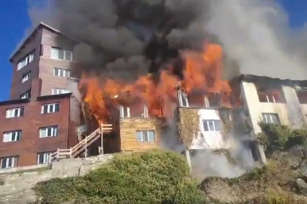 una hotel incendiandose