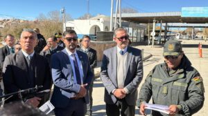 Autoridades durante la inspección fiscal en Potosí