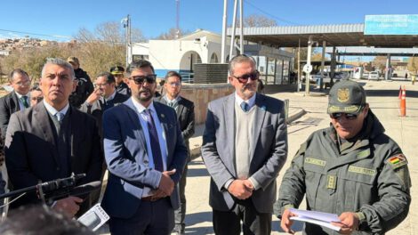 Autoridades durante la inspección fiscal en Potosí