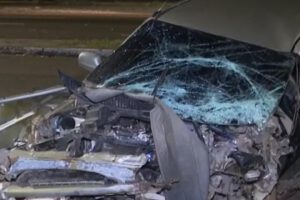 El vehículo que impactó contra un poste de alumbrado público quedó con varios daños materiales