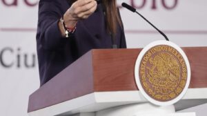 La presidenta de México, Claudia Sheinbaum, habla en una rueda de prensa