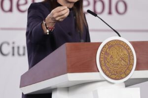 La presidenta de México, Claudia Sheinbaum, habla en una rueda de prensa