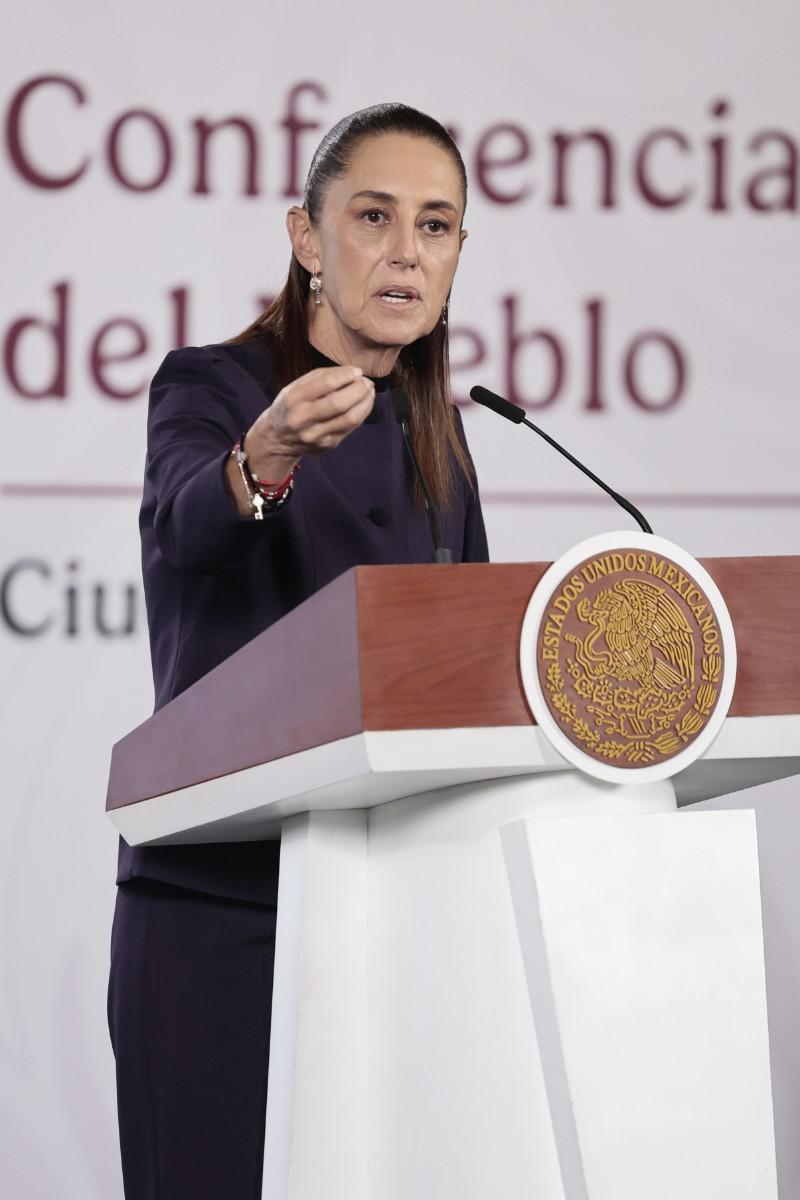 La presidenta de México, Claudia Sheinbaum, habla en una rueda de prensa