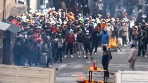 Manifestantes destruyeron la puerta de un edificio para levantar barricadas