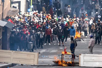 Manifestantes destruyeron la puerta de un edificio para levantar barricadas